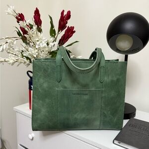 Portland Leather Goods East / West tote with zipper! 💚